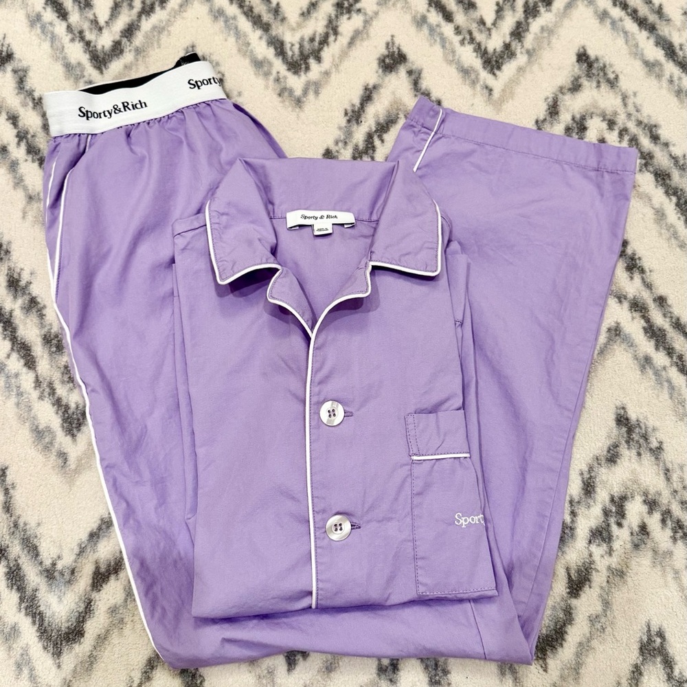SPORTY & RICH Serif Logo Pajama Shirt and Trousers set - Lilac/White XS